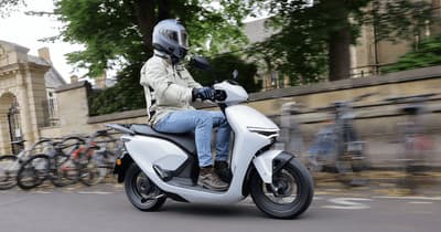 Illustration de l'article "Top 10 accessoires scooter indispensables en 2025 (sécurité, confort, protection)" sur Accessoires Moto